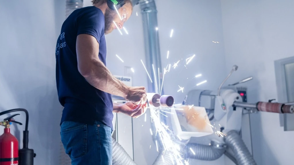 Schleifarbeit in der Werkstatt im Sanitätshaus in München